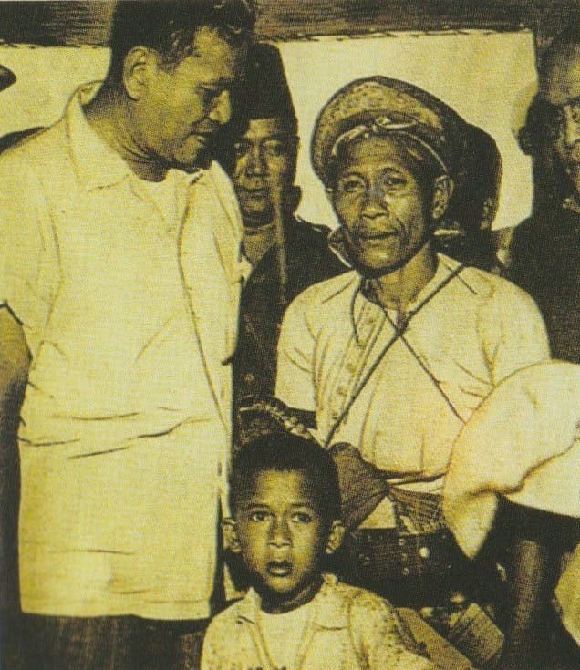 Pres Magsaysay talks to Hajji Kamlon after he surrender. He also conducts an inspection of the turned-over firearms